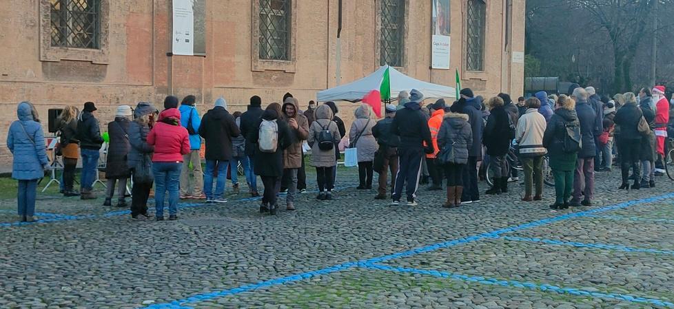 Modena, volantini choc in centro: foto di bimbi ebrei nei lager usate contro il vaccino 