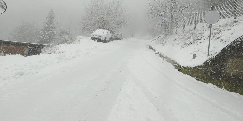 Disagi per la nevicata a Villa Basilica, oggi rimane chiusa la scuola media 