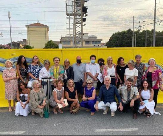 Cresce il murale di via Ponchielli con i colori di Alice 