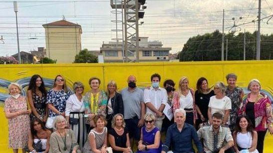 Cresce il murale di via Ponchielli con i colori di Alice