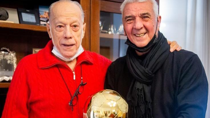 Il premio “Football planet” consegnato a Luis Suarez
