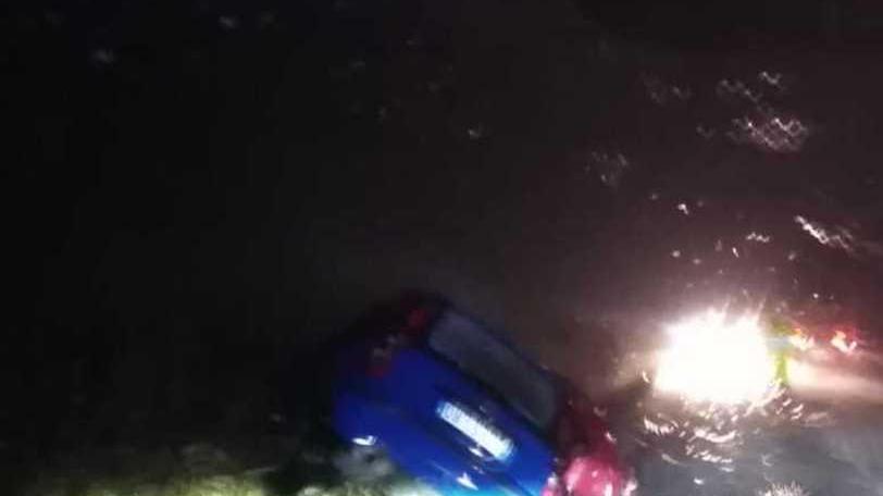 Auto sbanda e si ribalta sulle Collacchie Due pedoni investiti nel centro della città