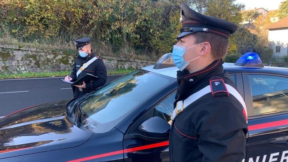 Calci, morsi e pugni ai carabinieri: Daspo per due fidanzati