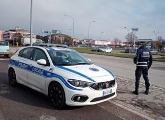 Circola senza revisione né assicurazione Ferrarese nei guai 