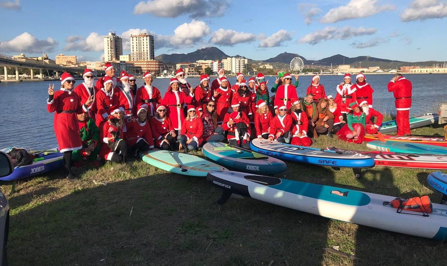 Il 18 dicembre Babbo Natale vien dal mare sulle tavole da sup