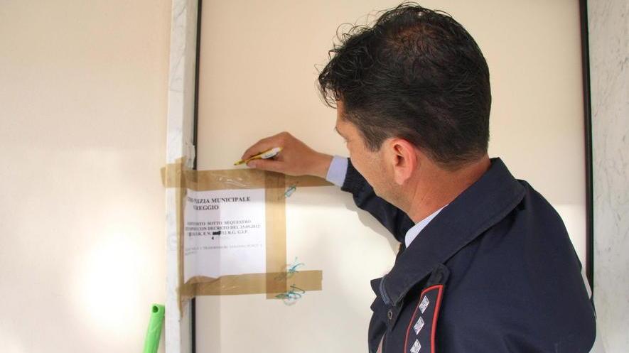 Sigilli alle case occupate abusivamente qualche anno fa a Viareggio (FOTO D’ARCHIVIO)