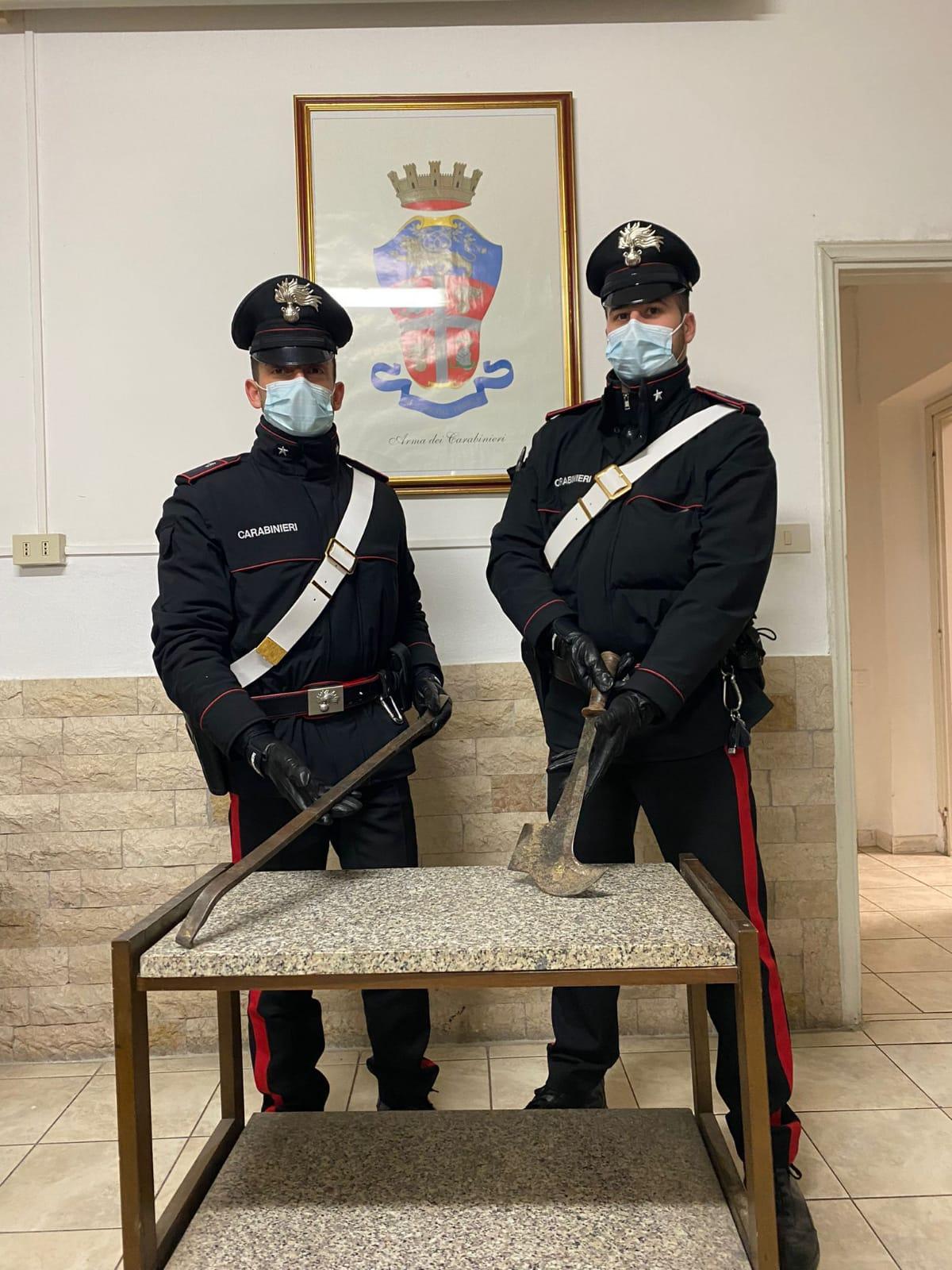 Gli oggetti trovati nell'auto del fuggitivo