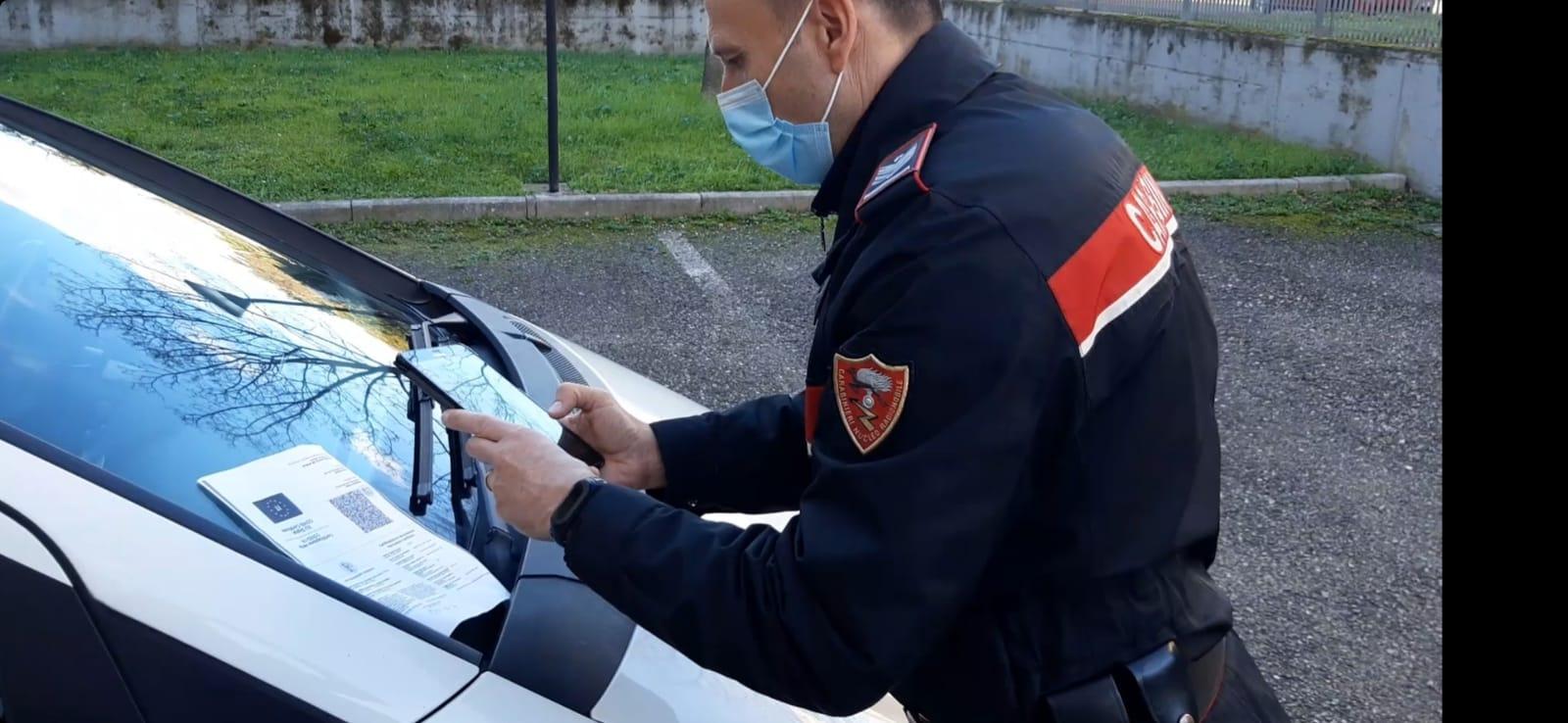 Il controllo di un green pass da parte di un carabiniere