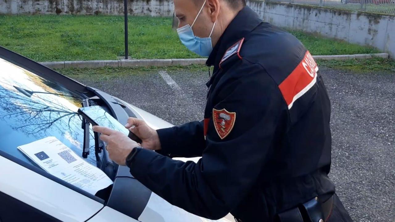 Il controllo di un green pass da parte di un carabiniere