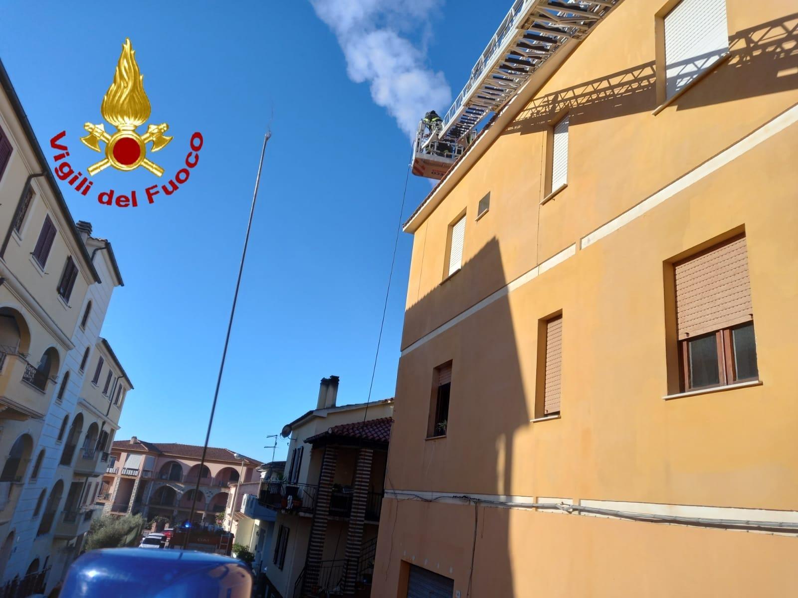 S'incendia la canna fumaria di una casa ad Arzachena: paura ma i vigili arrivano in tempo