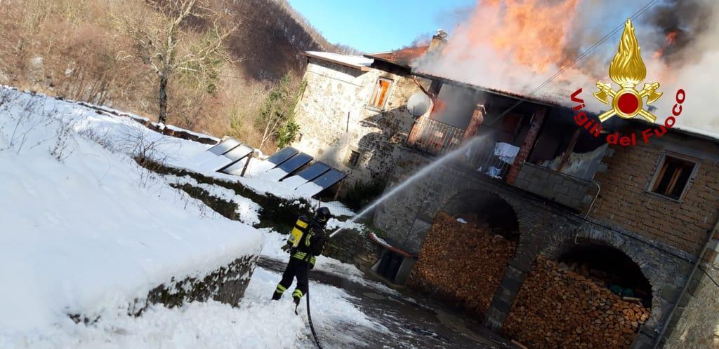Vagli di Sotto, incendio in una casa: evacuate 4 persone 