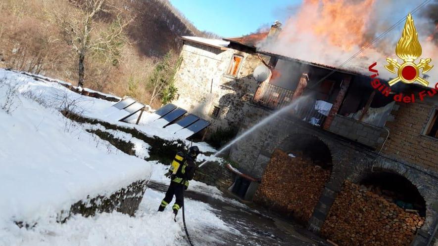 Vagli di Sotto, incendio in una casa: evacuate 4 persone