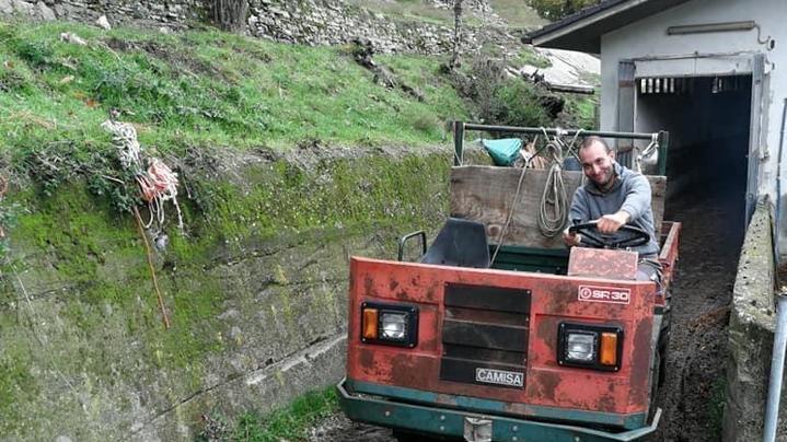 L'agricoltore diventa spazzaneve per la comunità. Il 29enne Cristian: «Il nostro lavoro è prezioso»