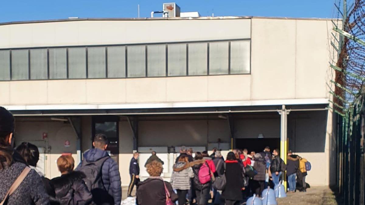 I passeggeri del volo Parma-Cagliari rientrano in aerostazione dopo il guasto al momento del decollo