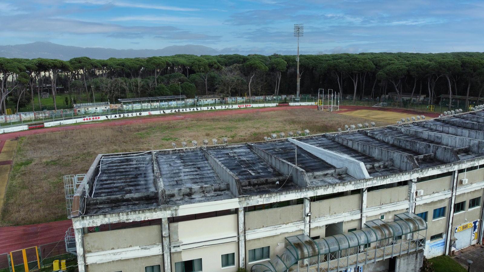 Il tunnel senza fine dello stadio dei Pini di Viareggio: «Sarà impossibile riaprirlo a marzo» 
