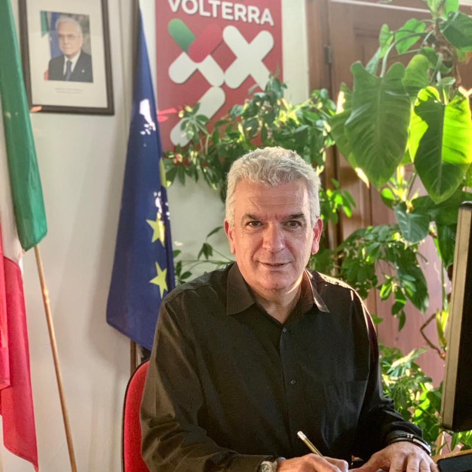 Scatta l’allarme lupi a Volterra, ordinanza del sindaco: «Tenete i rifiuti in casa e attenti agli animali» 