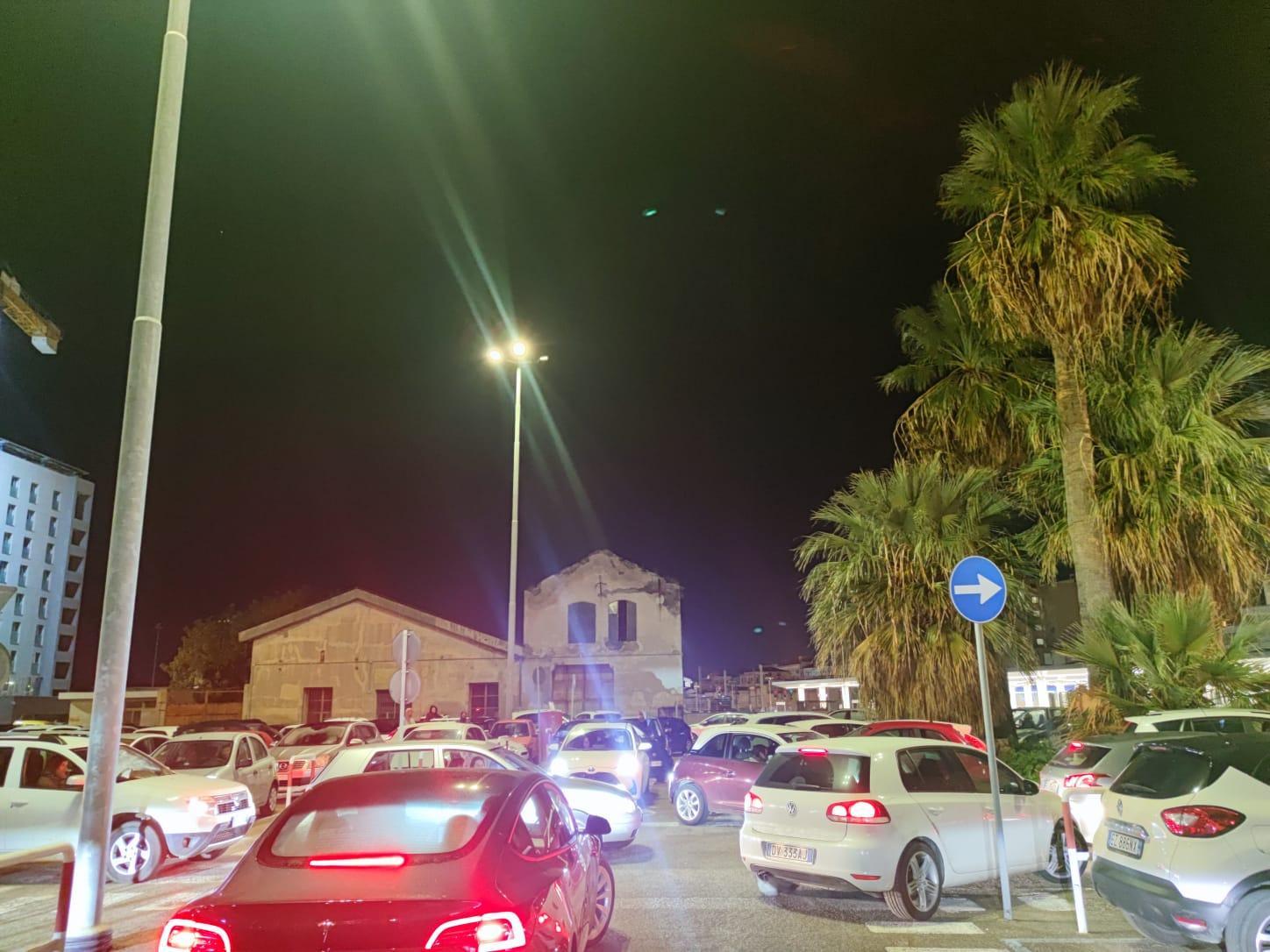 Dal parcheggio impossibile uscire: 200 auto "prigioniere" alla stazione di Cagliari