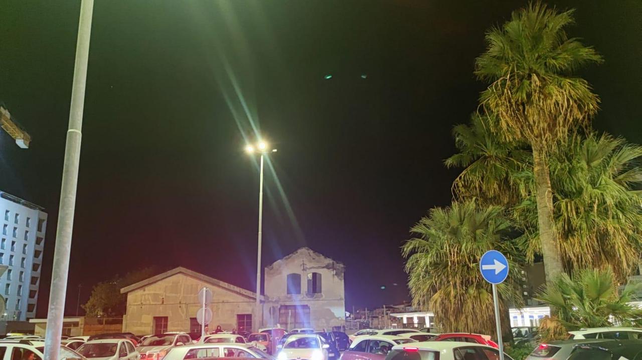 Dal parcheggio impossibile uscire: 200 auto "prigioniere" alla stazione di Cagliari