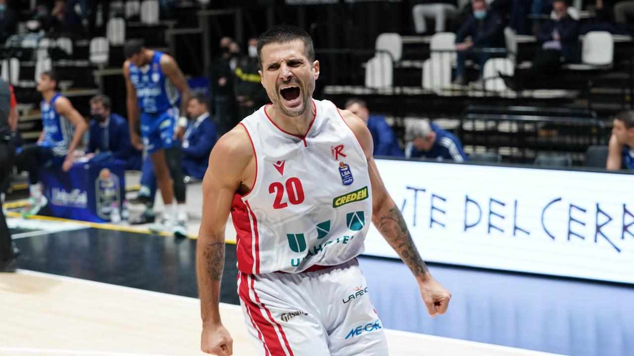 Il play titolare biancorosso Andrea Cinciarini esulta per il successo su Brindisi