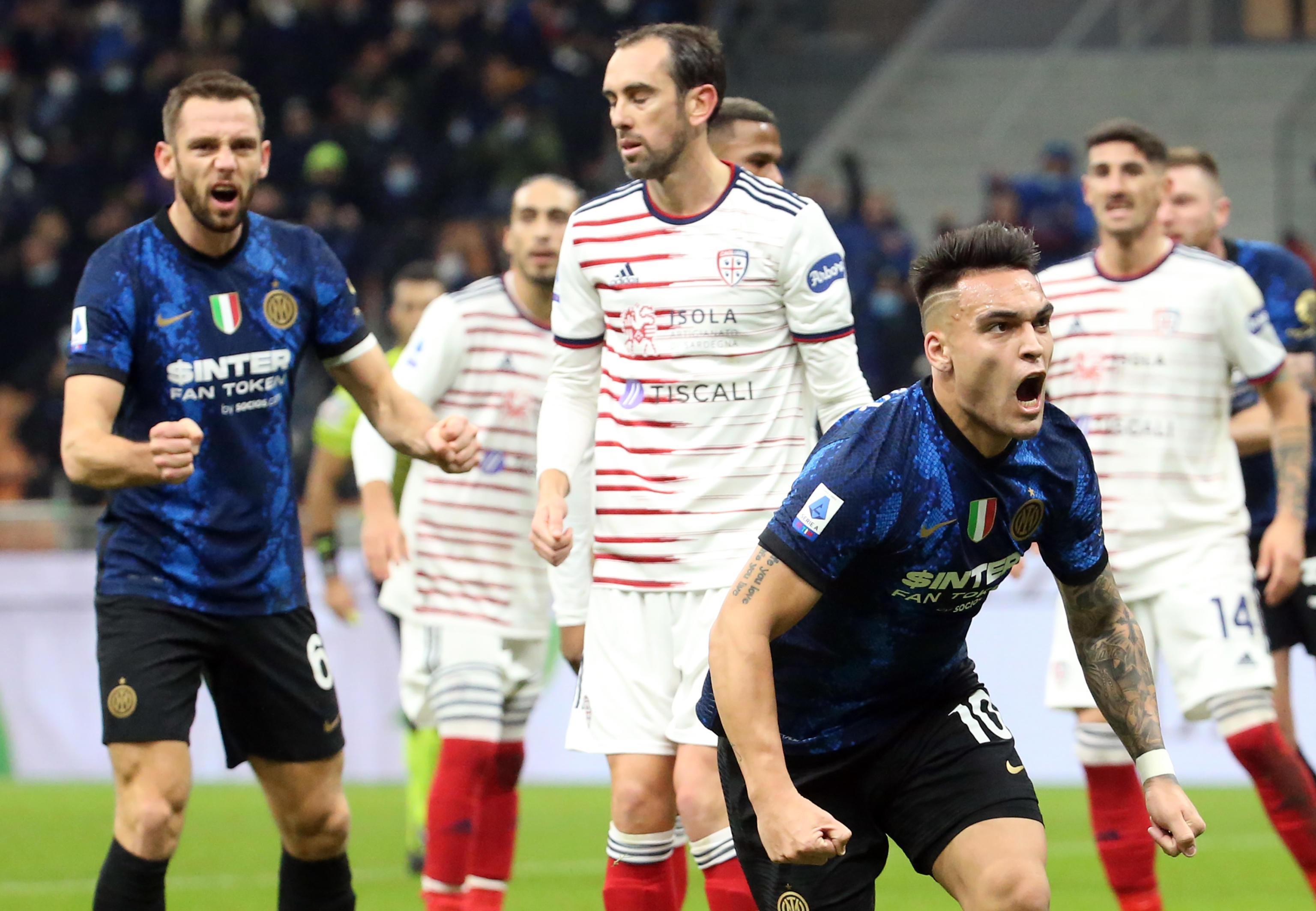 Lautaro Martinez esulta, due i gol dell'argentino contro un Cagliari arrendevole
