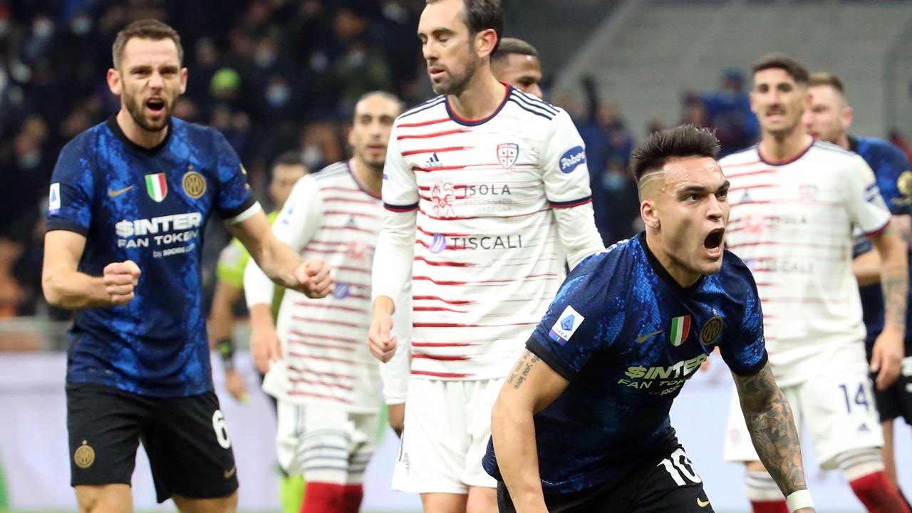 Lautaro Martinez esulta, due i gol dell'argentino contro un Cagliari arrendevole