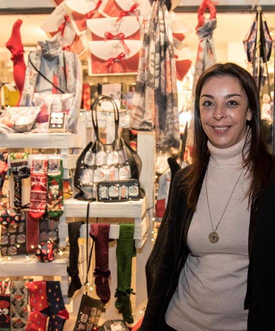 L’albero di lampade e scarpe da neonato come addobbi Vince la fantasia 