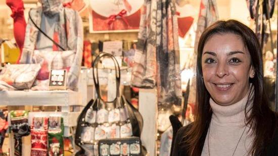 L’albero di lampade e scarpe da neonato come addobbi Vince la fantasia