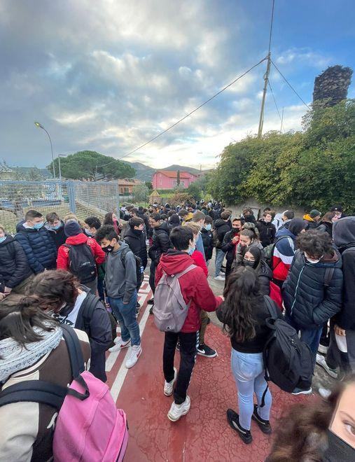 Termosifoni ghiacci, gli studenti protestano e non entrano in classe 