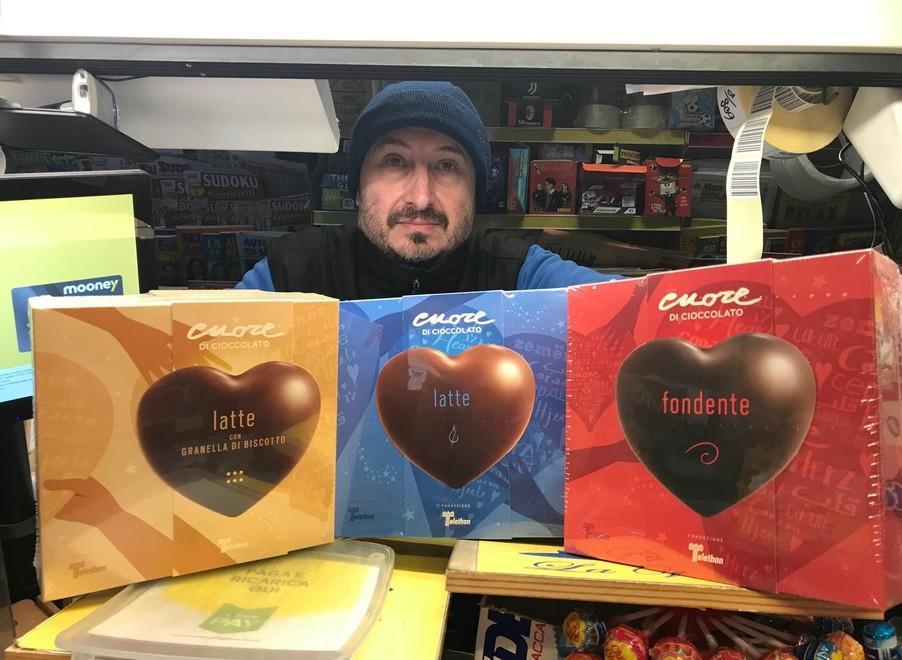 All’edicola La Vasca cuori di cioccolato per un regalo solidale