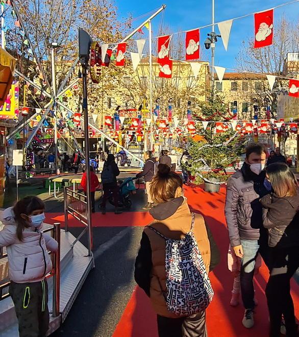 Villaggio di Natale, rotte luci e decorazioni 