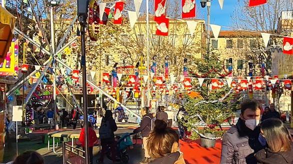Villaggio di Natale, rotte luci e decorazioni