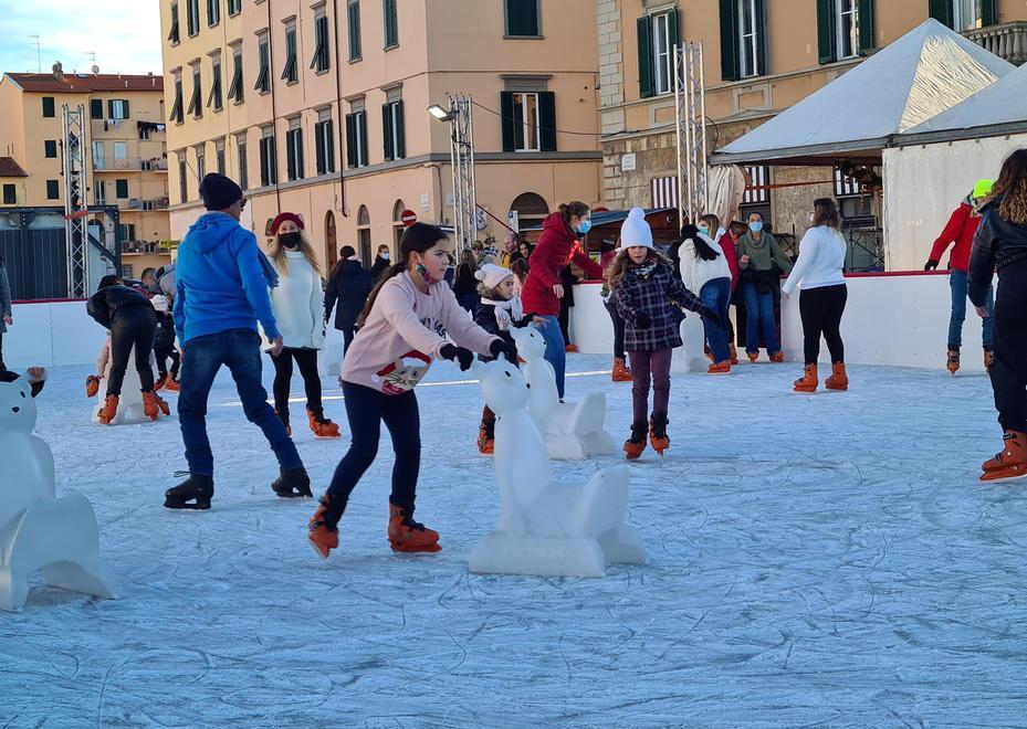 Si accende il centro tra pista di pattinaggio mercato, giostre spettacoli e musica