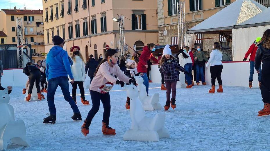 Si accende il centro tra pista di pattinaggio mercato, giostre spettacoli e musica