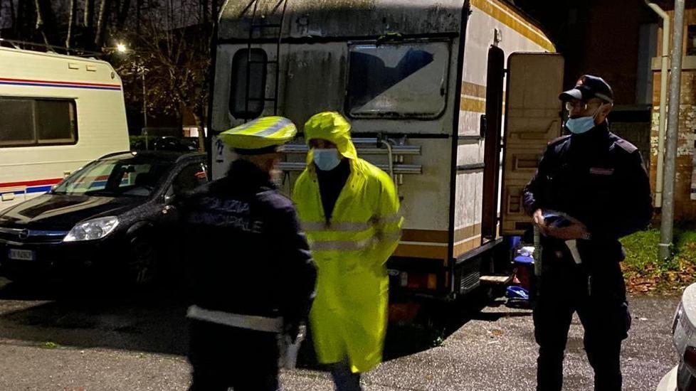 Trovato con dei coltelli nel camper occupato