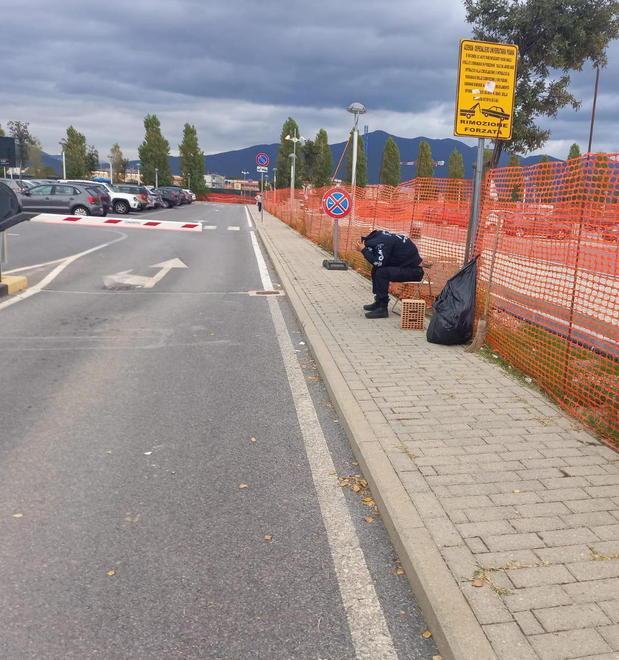 Sit-in di protesta contro il licenziamento del vigilante