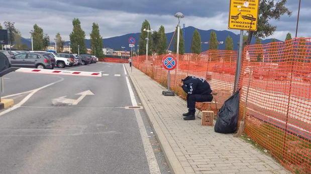 Sit-in di protesta contro il licenziamento del vigilante