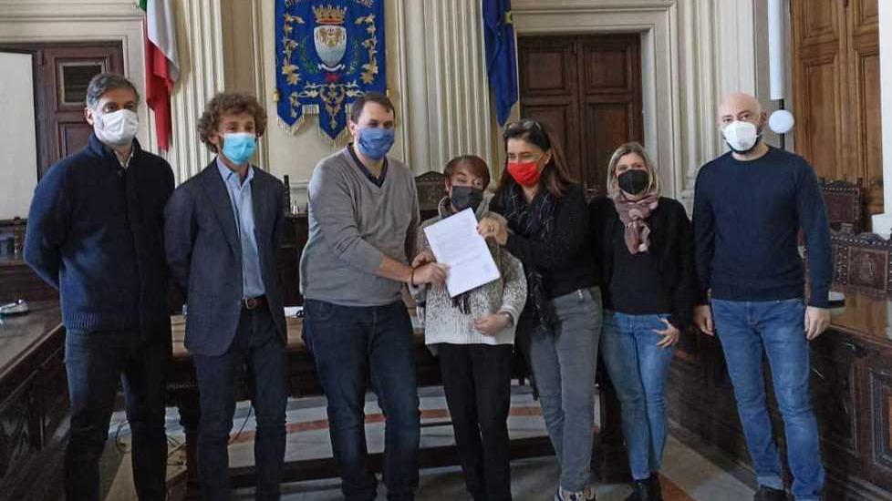 La minoranza sfiducia il sindaco con una mozione