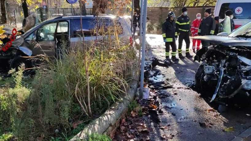 Auto a fuoco dopo lo schianto Incidenti a raffica per il ghiaccio