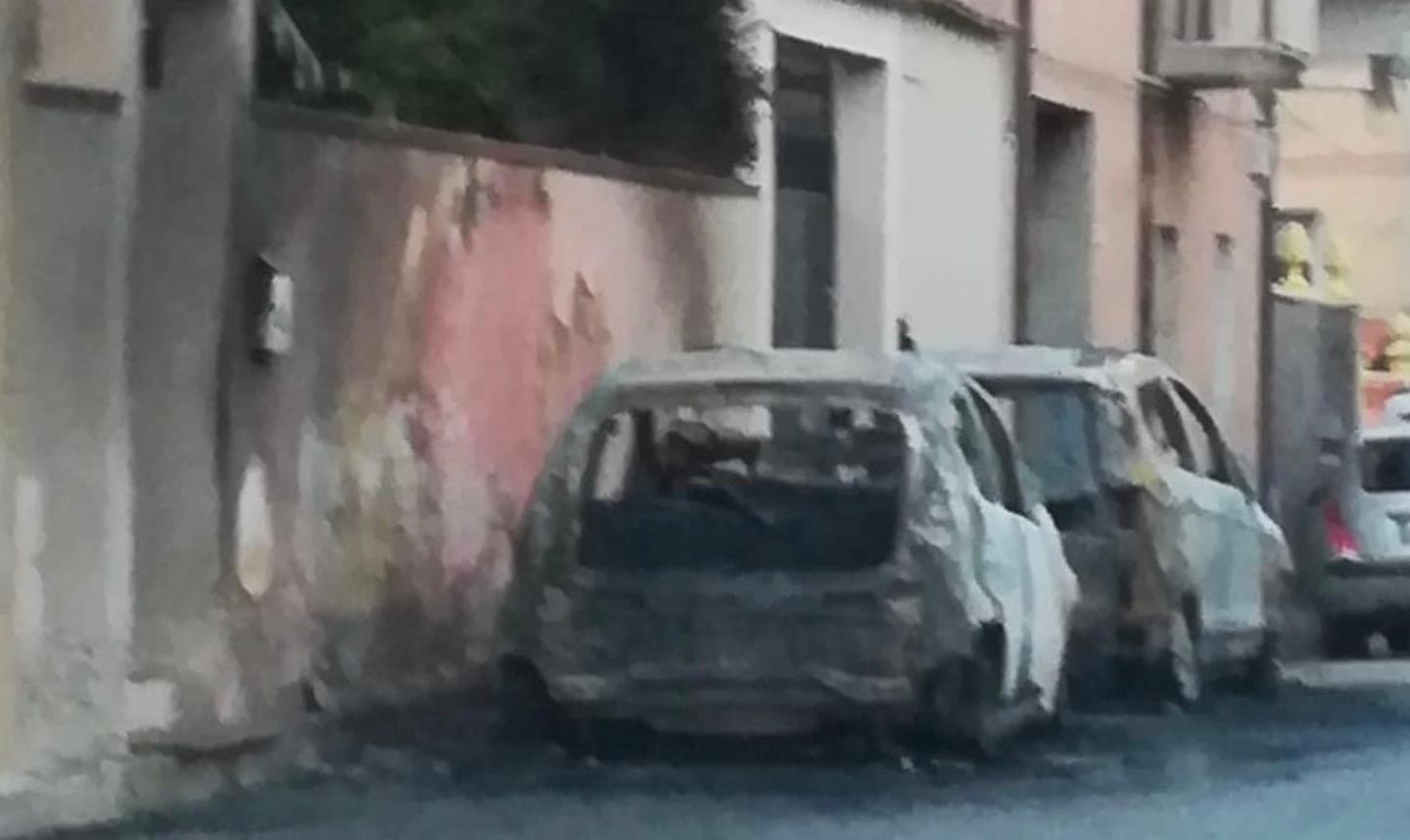 In fiamme due auto di un consigliere comunale 