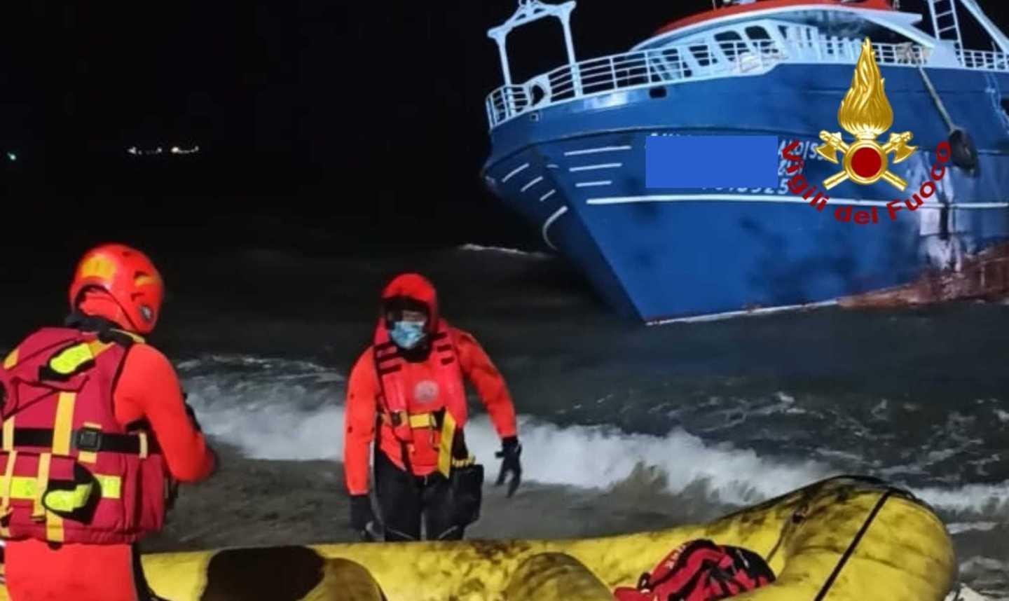 Disincagliati i due pescherecci arenati in spiaggia a Cagliari