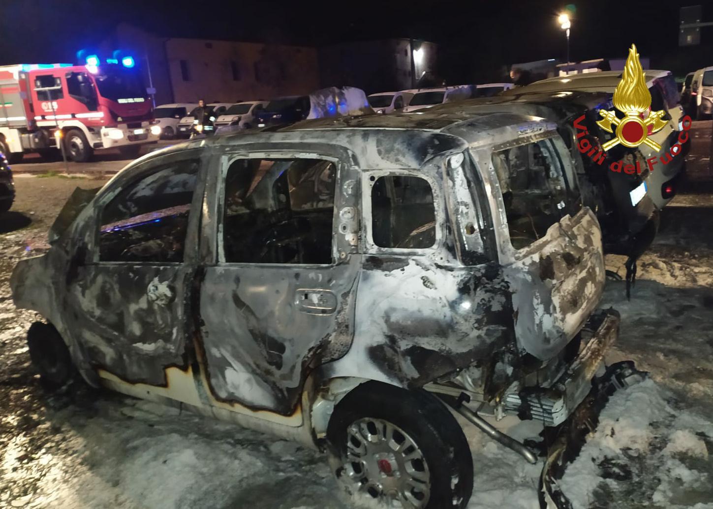 Modena, incendio nel parcheggio di un rivenditore di auto: 5 vetture in fiamme. Indagini in corso