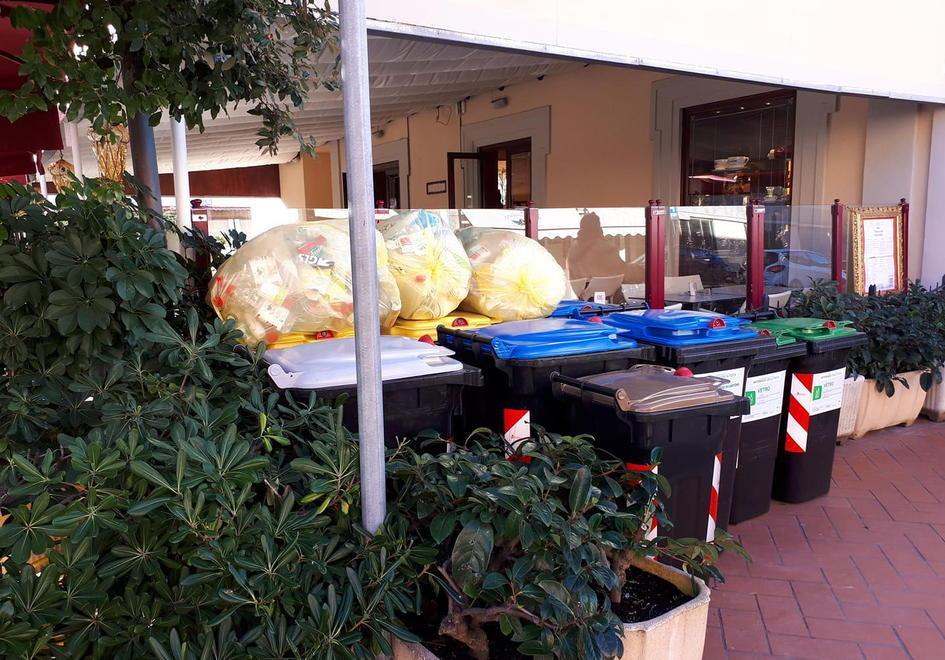 I bidoncini posizionati davanti al Caffè Ginori a Castiglioncello