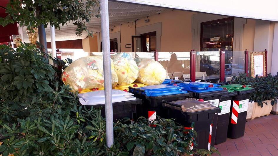 I bidoncini posizionati davanti al Caffè Ginori a Castiglioncello