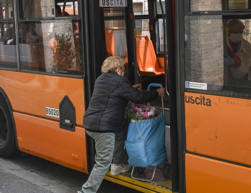 Corse saltate e bus sporchi: l'odissea di una pendolare