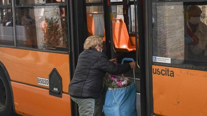 Corse saltate e bus sporchi: l'odissea di una pendolare