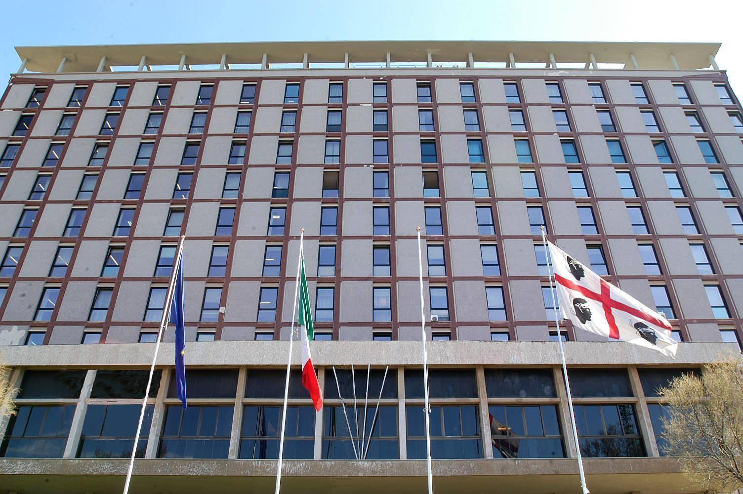 Il palazzo della Regione in viale Trento a Cagliari