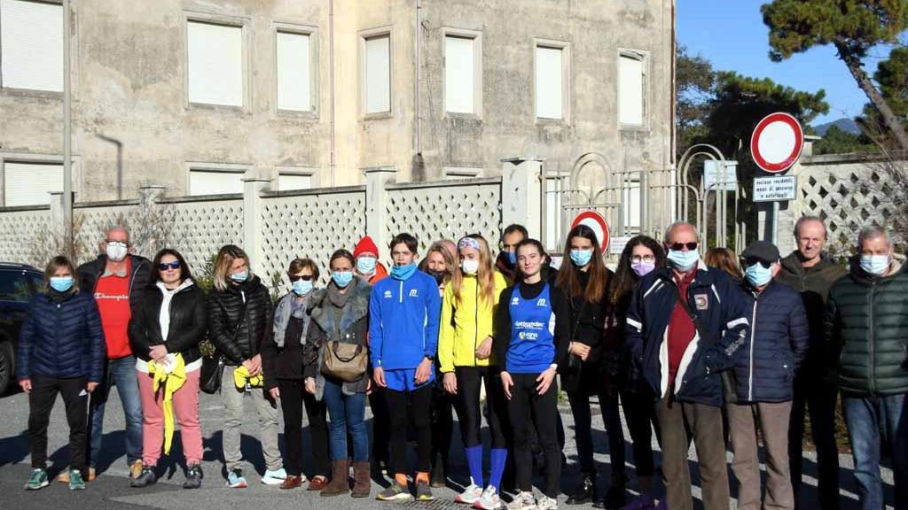 Il gruppo di persone davanti al parco