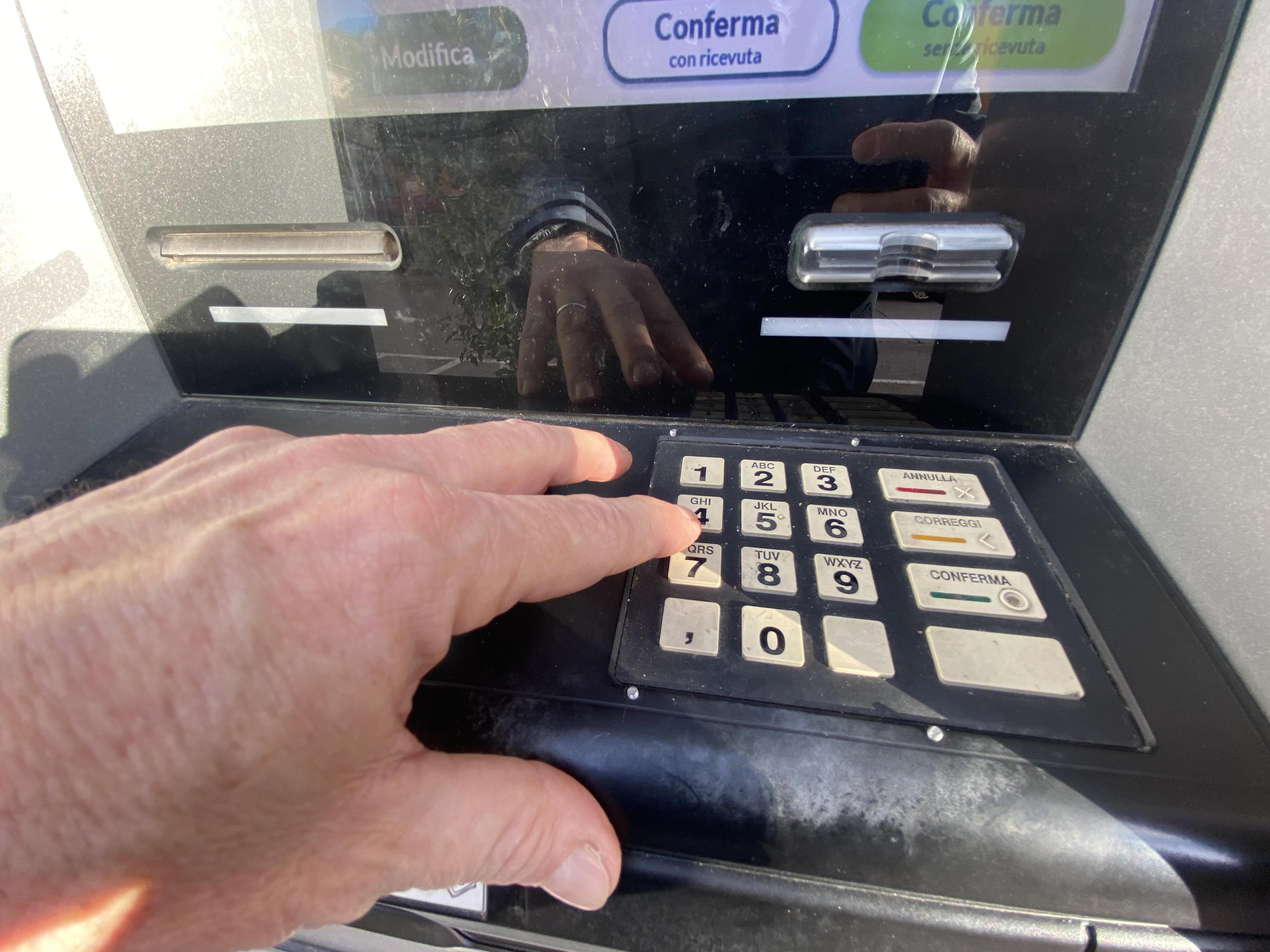 Albinea, vuole vendere un rasoio elettrico e si ritrova il conto svuotato di 3mila euro