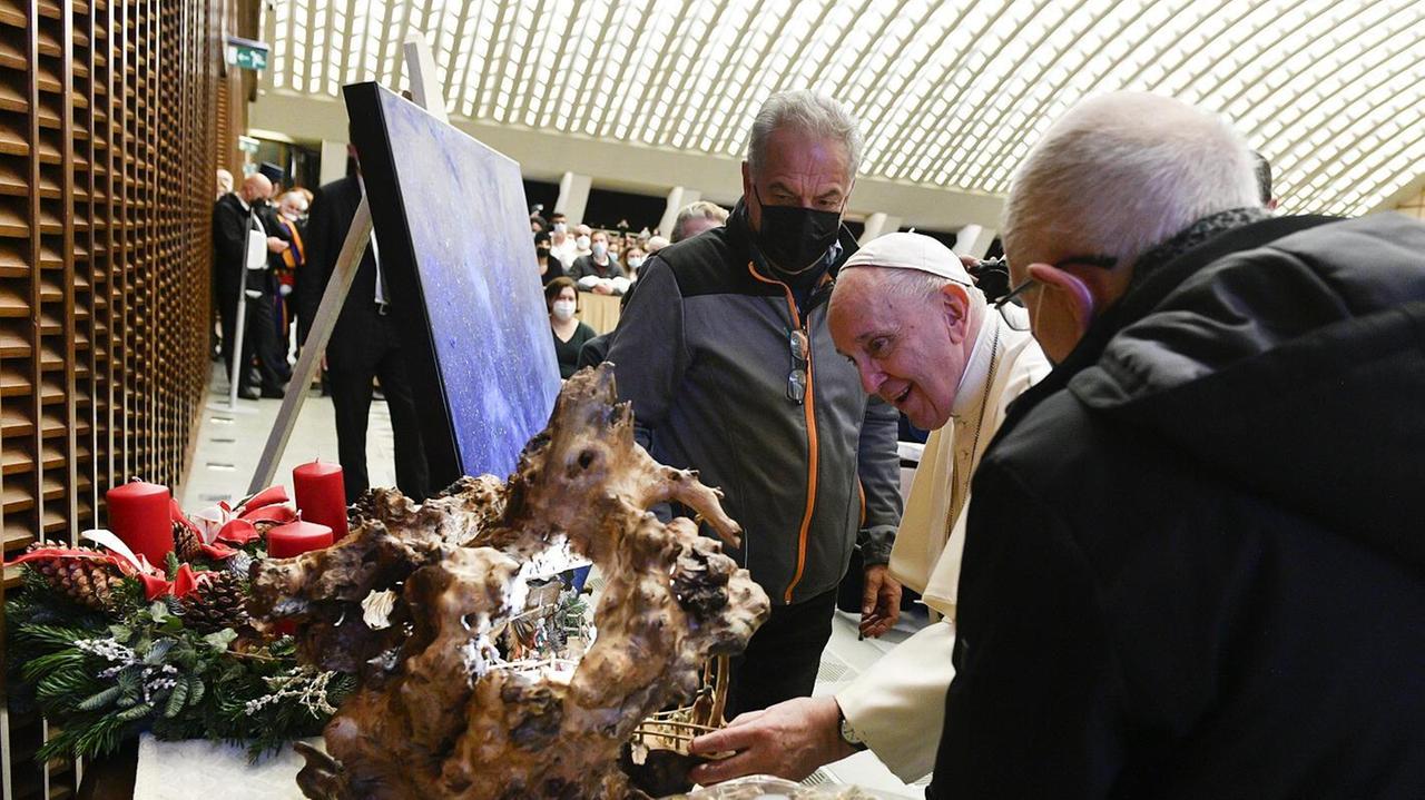 Papa Francesco accarezza il presepe realizzato da Alessandro Malizia