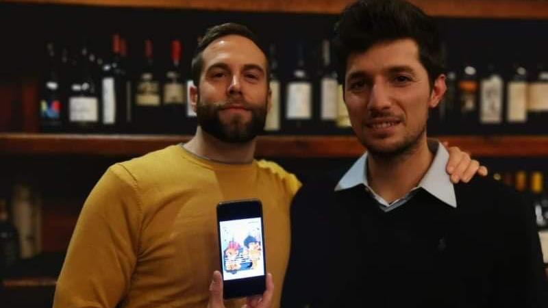 Giacomo Tagliaferro (a sinistra) col grafico piombinese Lorenzo Giacomini mostra la sua carta con Scrafty